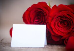 A note and red roses